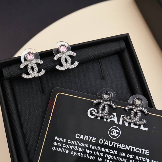 Double C earrings with full diamonds A must-have this time! Classic double C des