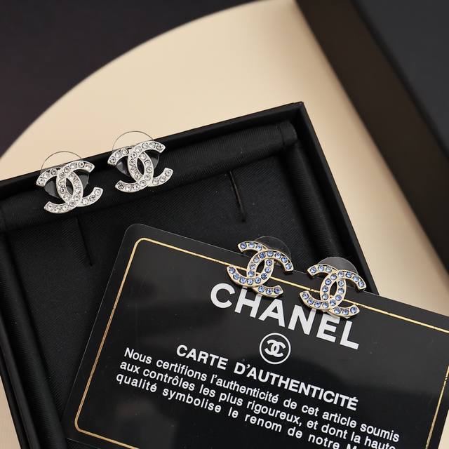 The latest model of full diamond double C earrings A must-have this time! Classi