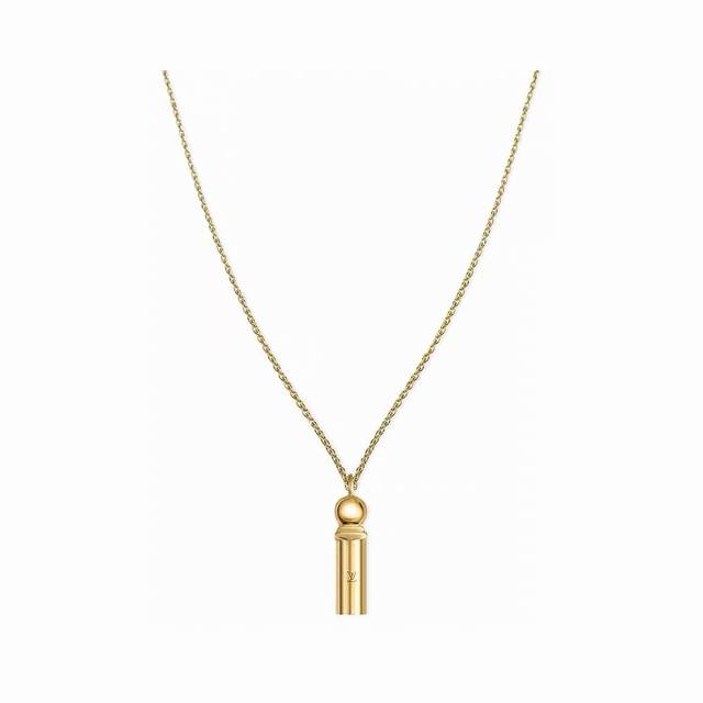 Lv necklace personality brings a fashionable and interesting visual experience.