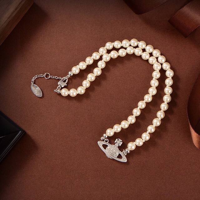 British purchasing Vivienne Westwood Vivienne Westwood Queen Mother Saturn Pearl