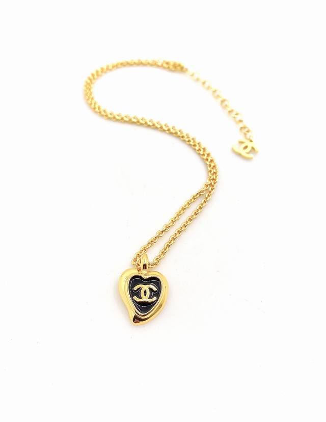 Ch*Nel Latest black asymmetrical love necklace consistent Zp brass material DDD