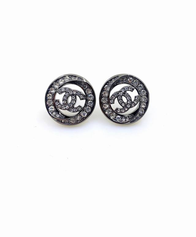 Ch*Nel Latest gun black full diamond round earrings consistent Zp brass material