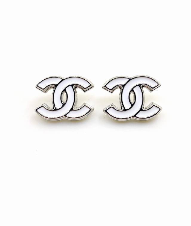 Chanel latest platinum white Cc earrings consistent with Z batch brass material