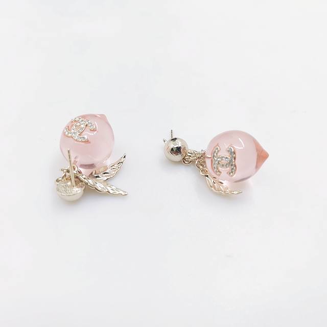 Chanel latest pink peach earrings consistent with Z batch brass material DDD