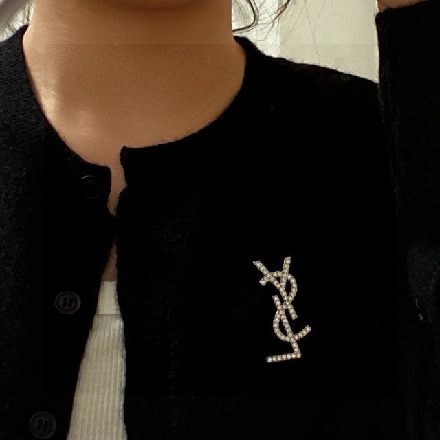 Ysl The new brooch is the most understanding accessory for women. Women who devo