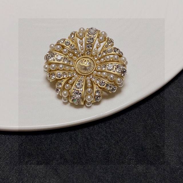 Chanel New Chanel counters are on sale simultaneously. The Chanel brooch is the