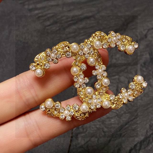 Chanel New Chanel products are released simultaneously. The Chanel brooch is the