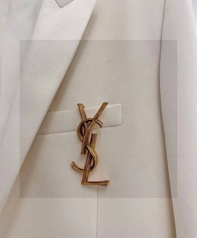 Ysl The new brooch is the most understanding accessory for women. Women who devo