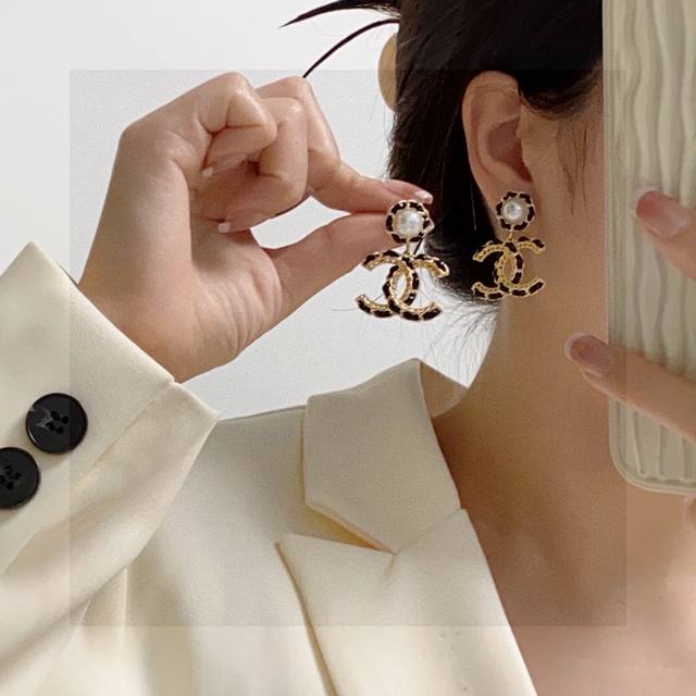 Chanel Xiaoxiang's new black leather earrings and ear studs are available at the