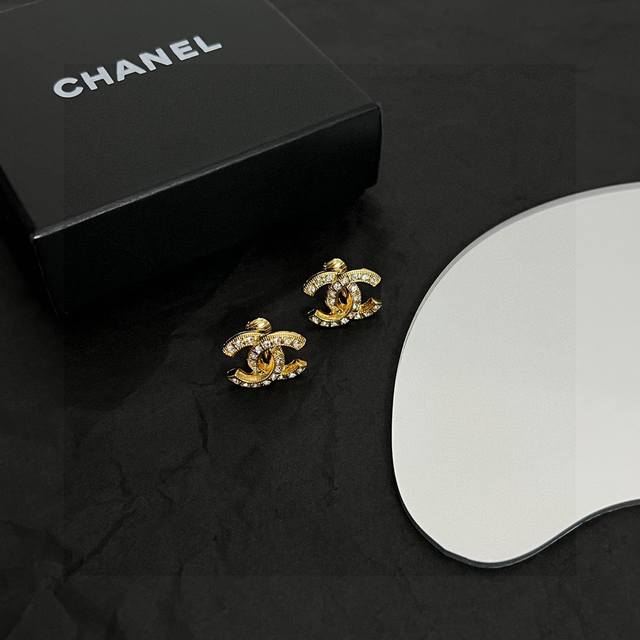Chanel Chanel second-hand ear clips. Chanel's styles really need no introduction