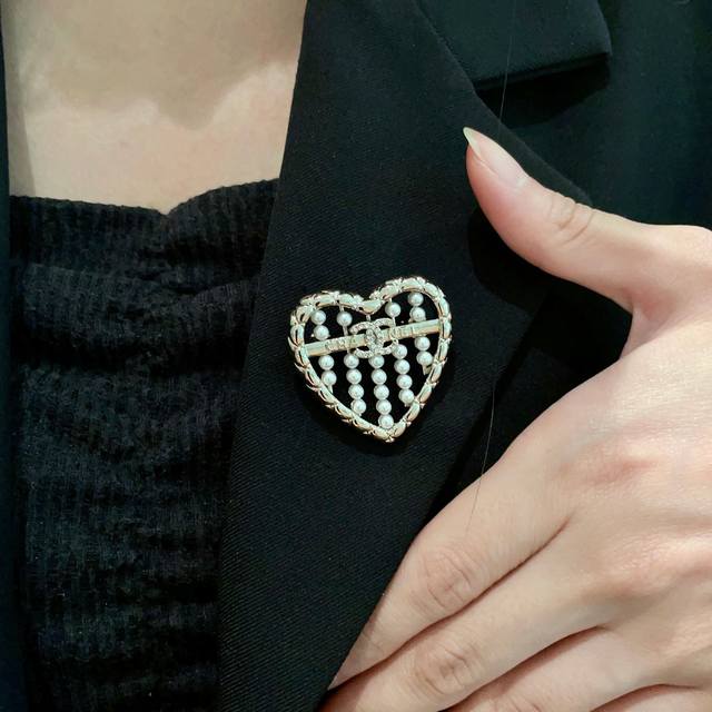 Chanel New Chanel counters are on sale at the same time. The Chanel brooch is th