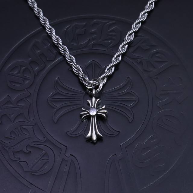 Hot item recommendation: Chrome Hearts necklace, twisted chain is so cool. The l