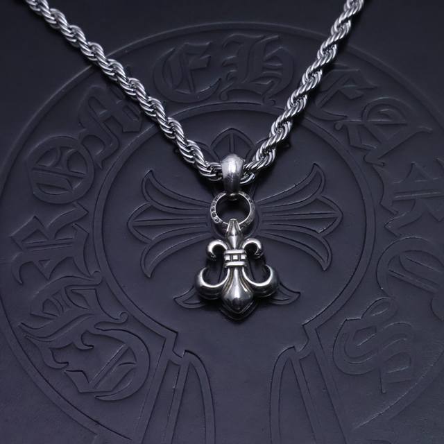 Hot item recommendation: Chrome Hearts necklace, twisted chain is so cool. Chrom