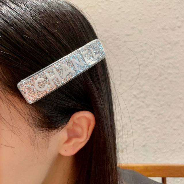 Chanel letter hairpin DDD