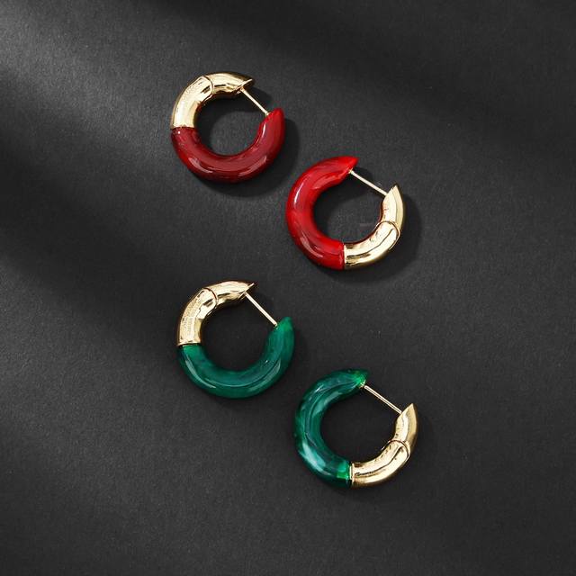 Bottega Veneta metal enamel earrings are simple and generous, with a rich gold