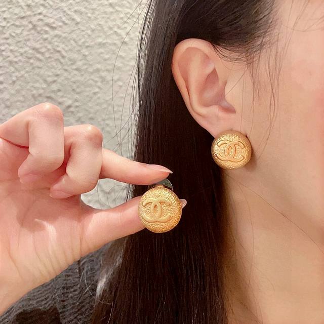 Chanel round double C earrings DDD