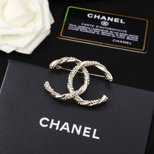 Chanel Chanel's new double C brooch is very finely crafted in every detail. This