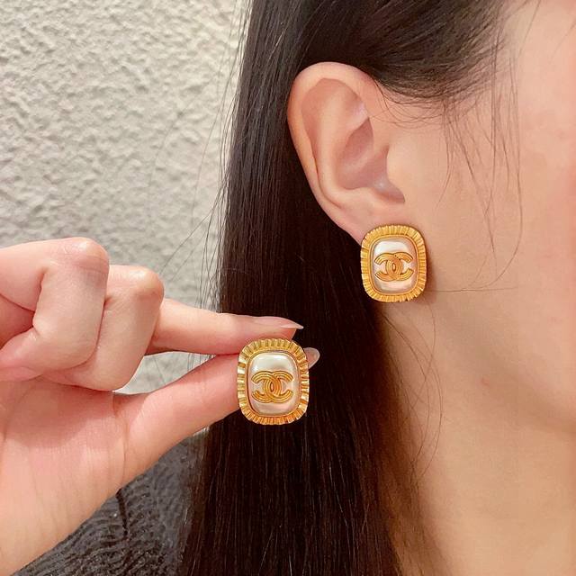 Chanel classic double C earrings DDD