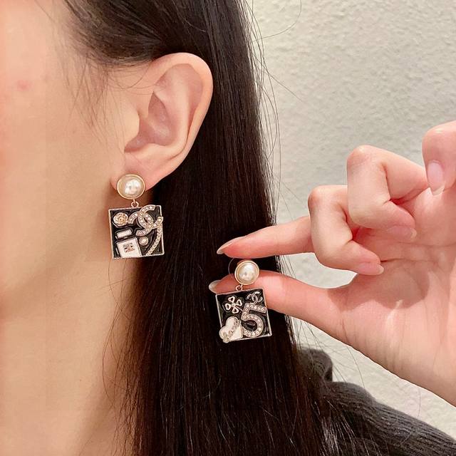 Chanel asymmetrical double C earrings DDD