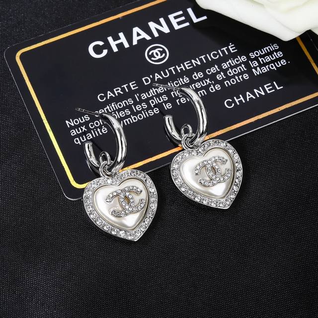 Chanel's new earrings are made with great care in every detail. This design is