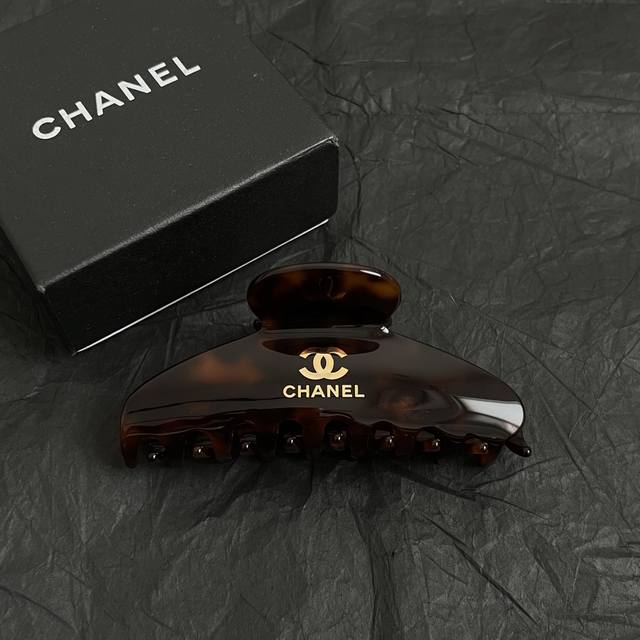Chanel Xiaoxiang middle-aged hairpin Super fashionable bronze color with classic