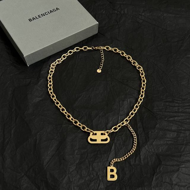 Balenciaga The necklace is simple and elegant. The gold texture is rich and it l