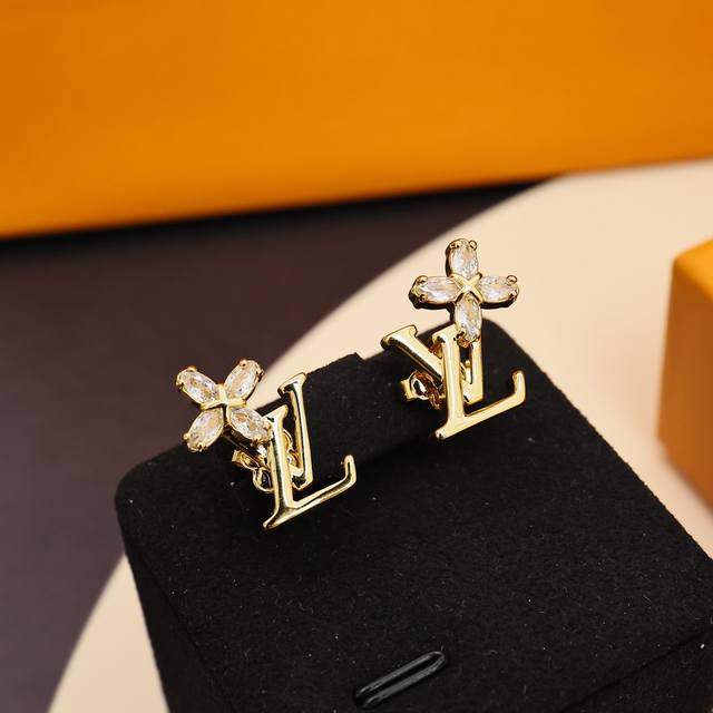 Loui L*V diamond-studded four-leaf clover earrings Super sparkle, super gentle,