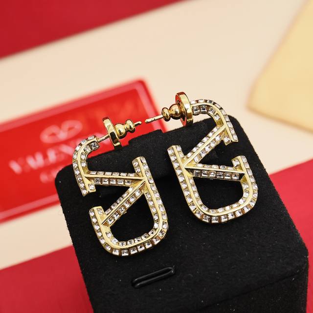 Valentino full square diamond letter earrings This pair of diamond earrings is s