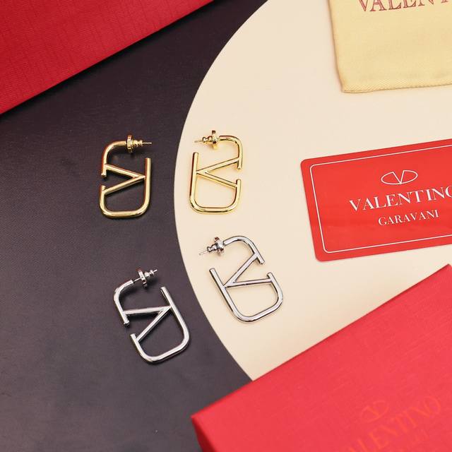 Valentino glossy letter earrings Delicate and exquisite, super beautiful, exqui