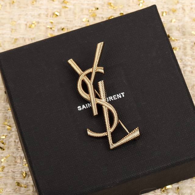 High quality details as shown in the picture Syl striped letter brooch counter