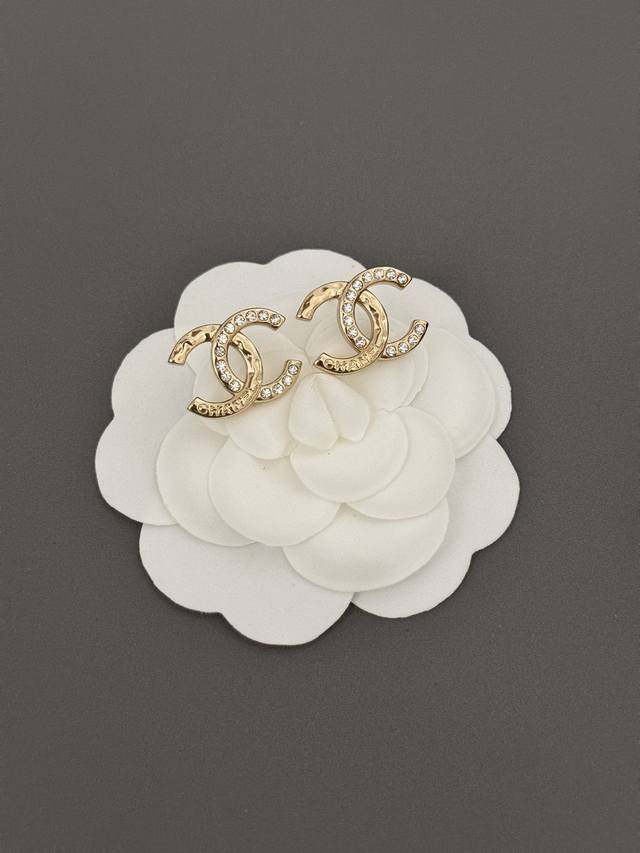 Ch*Nel New letter half diamond Cc earrings consistent with Z batch brass materia