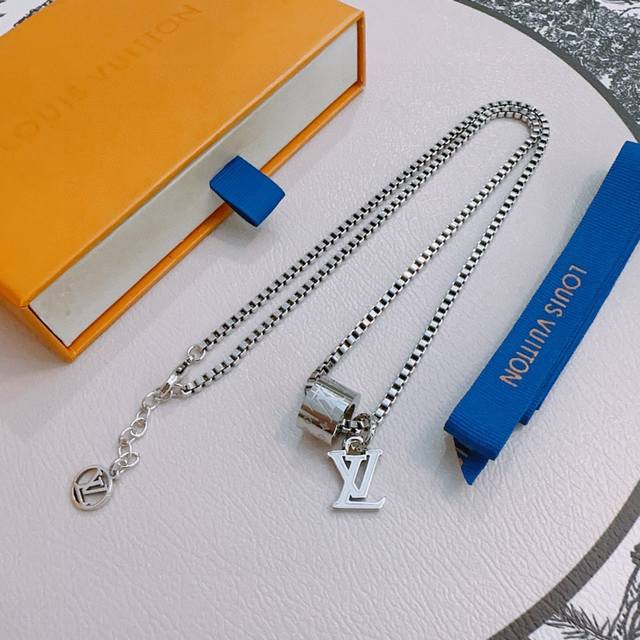 Louis Vuitton Lv necklace original goods, new model from the counter, retro fash