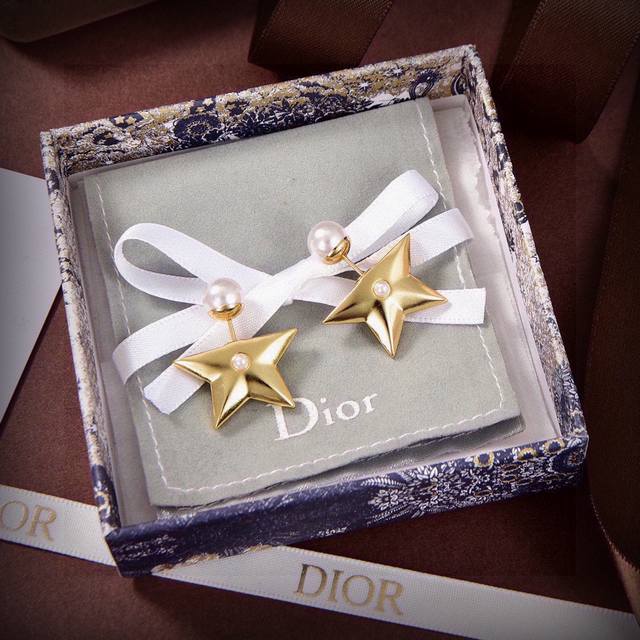 Dior Dior five-pointed star earrings new models are on sale at the counter. They