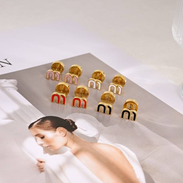MiumiuMiaomiao M letter-shaped earrings are popular among fashionistas on Xiaoho