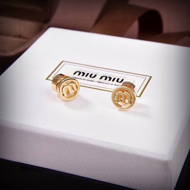 MiumiuMiaomiao letter earrings are popular among fashionistas on Xiaohongshu. Th
