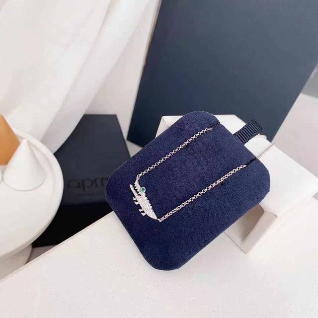 Apm Monaco silver inlaid crystal diamond small crocodile necklace is fun and sma