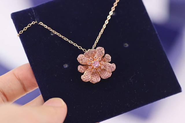 Heart to Heart Pink Diamond Lotus Clavicle Necklace This exquisite pendant is de