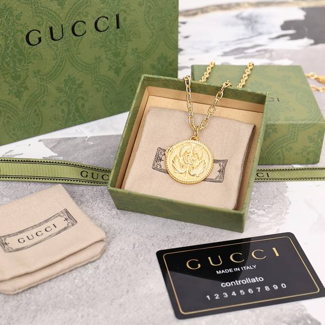 The latest Gucci gold Gucci Double G necklace DDD
