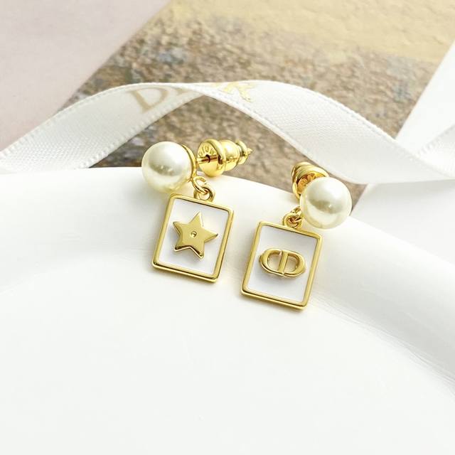 Today's new model code E3111 Dior earrings are hot-selling models. New arrivals