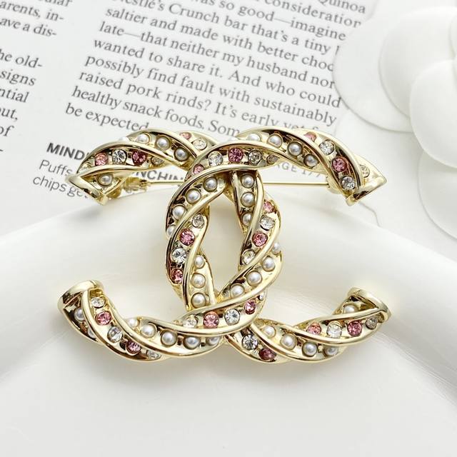 Code A591 Chanel brooch hot sale new Zp Chan 23 twisted double C pearl pink dia