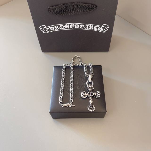 with basket diamond is so cool. The latest model Chrome Hearts will not be rele