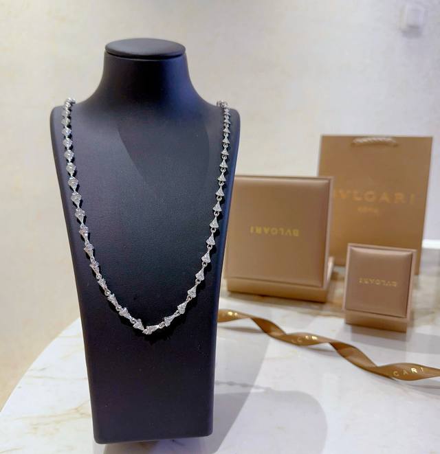 Bulgari necklace V gold material. The Bulgari Divas' Dream series is perfect in
