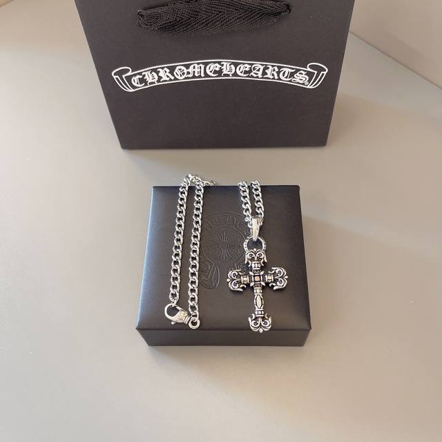 with basket diamond is so cool. The latest model Chrome Hearts will not be rele