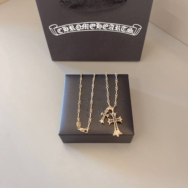 Champagne gold is so cool. The latest model Chrome Hearts DDD. No explosion, no