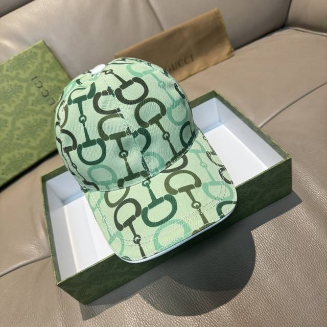 Horsebit comes with a packaging bag. This new Gucci baseball cap is an original.