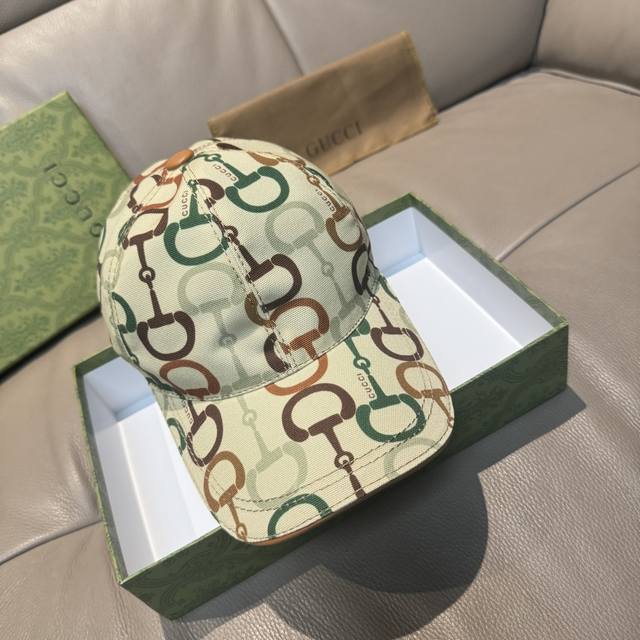 Horsebit comes with a packaging bag. This new Gucci baseball cap is an original.