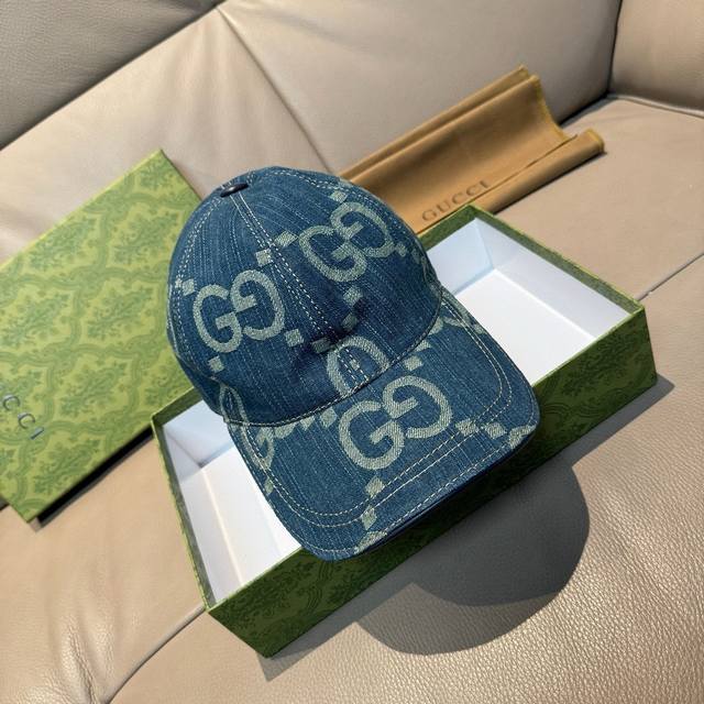 comes with a packaging bag. This new Gucci baseball cap features a large double