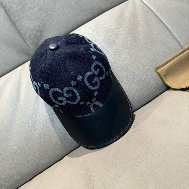 comes with a box bag. This new Gucci baseball cap features a large double G and