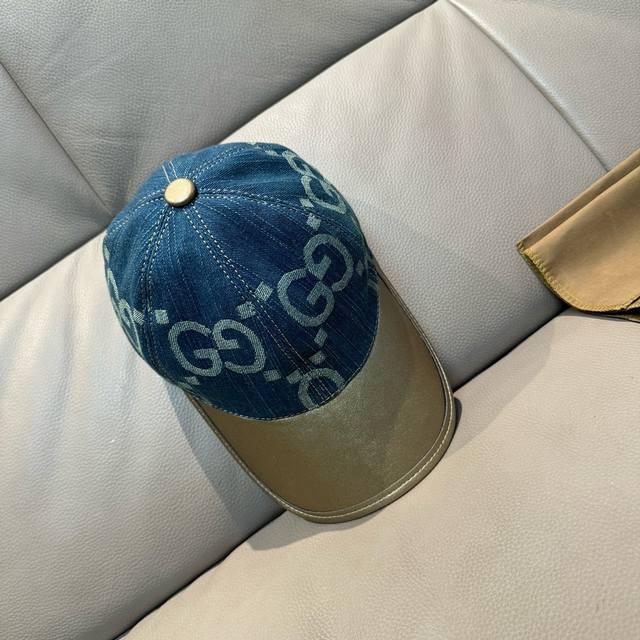 comes with a box bag. This new Gucci baseball cap features a large double G and