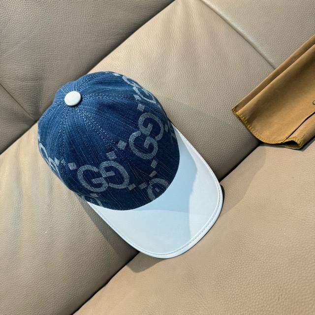 comes with a box bag. This new Gucci baseball cap features a large double G and
